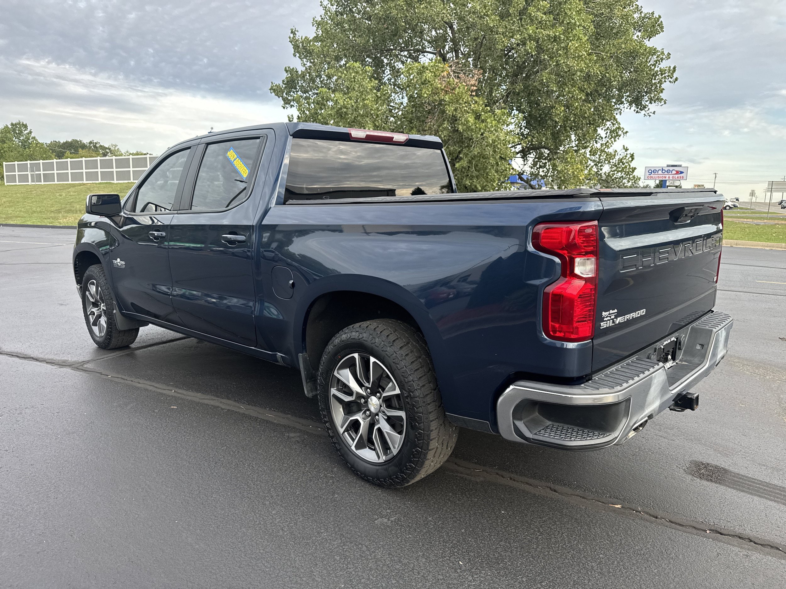 Used 2022 Chevrolet Silverado 1500 LT AWD/4WD image 9