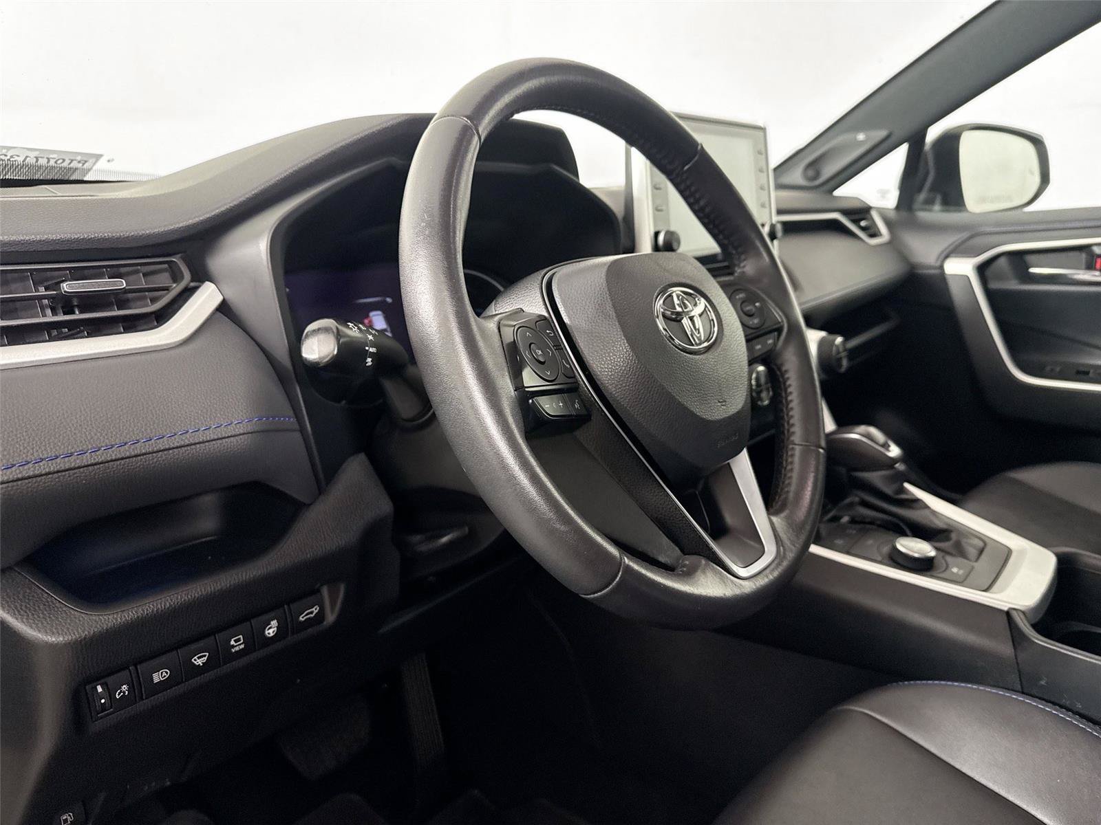 Used 2022 Toyota RAV4 XSE AWD/4WD image 4