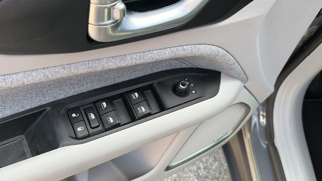 Used 2023 Jeep Compass Latitude w/ Sun and Sound Group AWD/4WD image 18