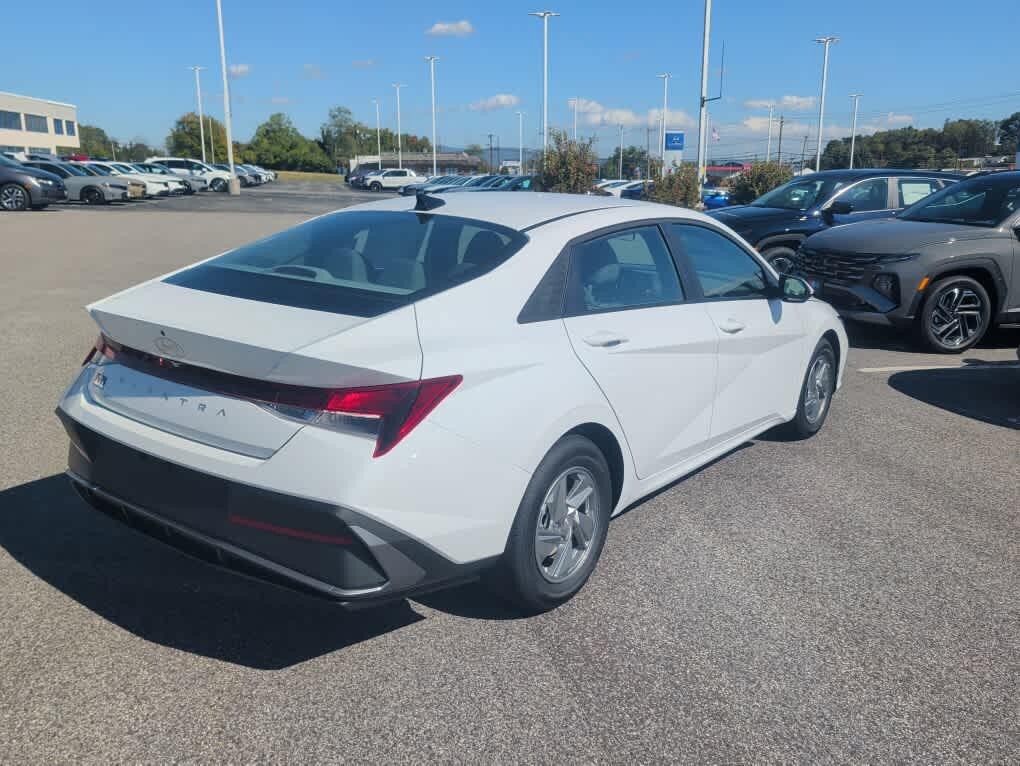 New 2026 Hyundai Elantra SE FWD image 17