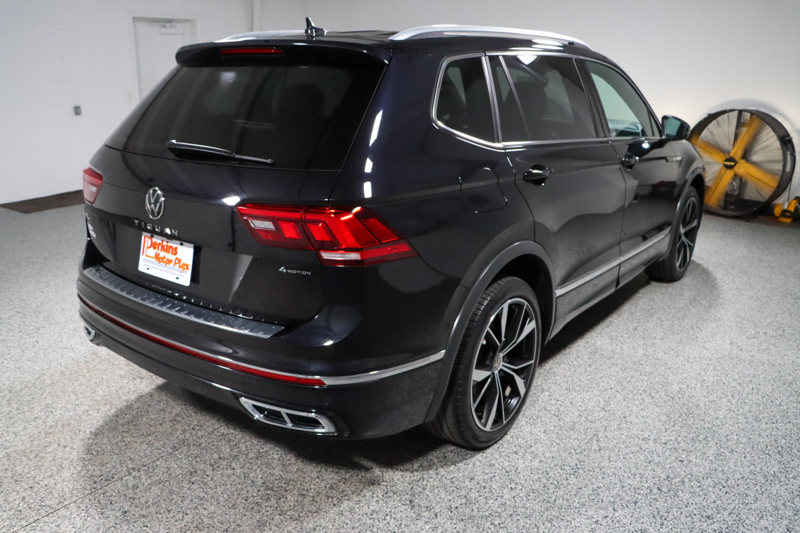 Used 2022 Volkswagen Tiguan SEL R-Line AWD/4WD image 7