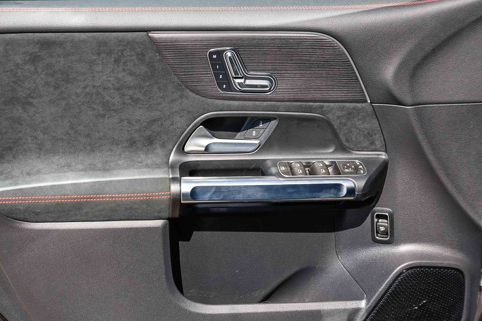 Used 2024 Mercedes-Benz EQB 300 4MATIC image 21