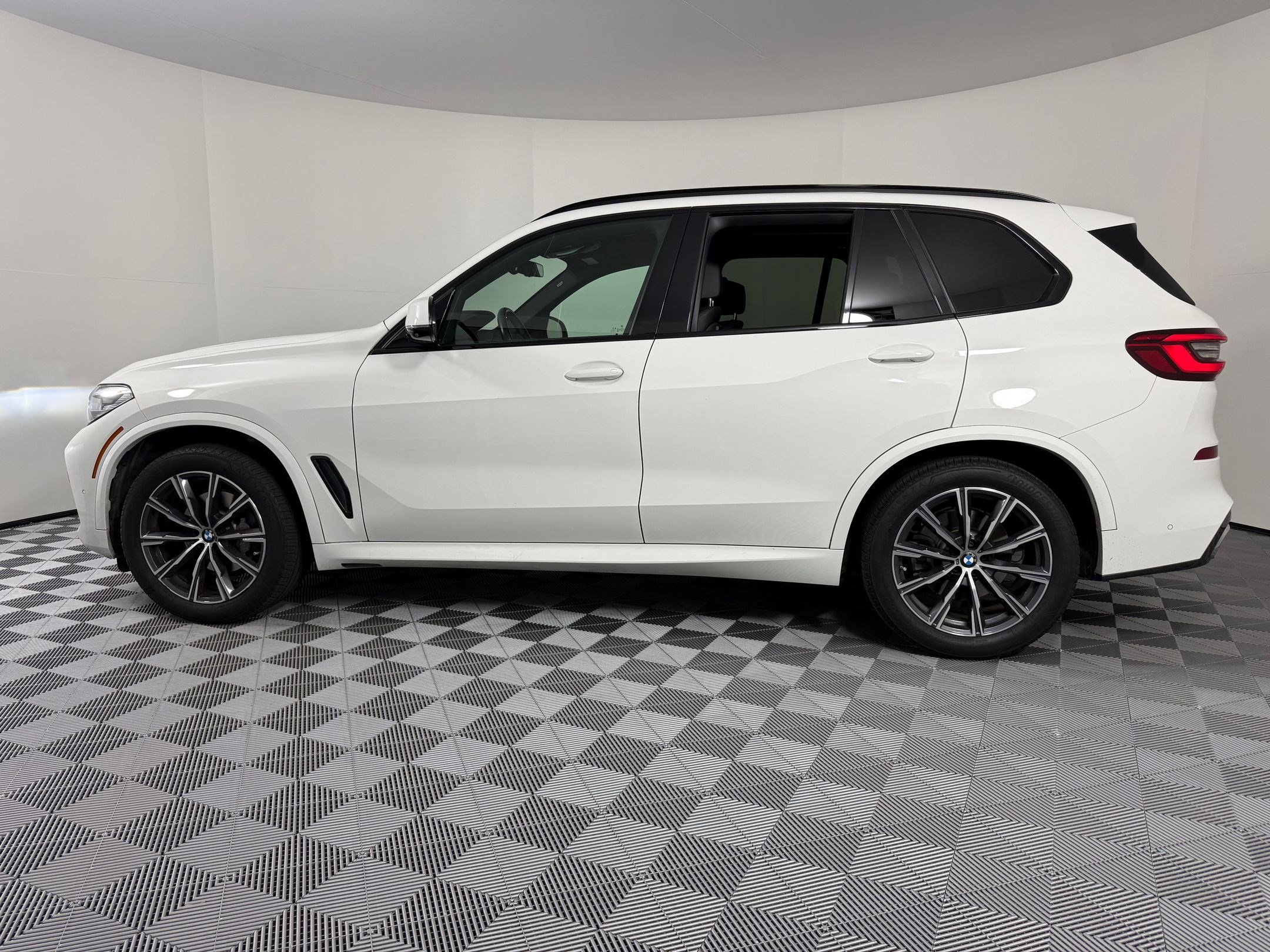 Used 2019 BMW X5 xDrive40i w/ M Sport Package image 2
