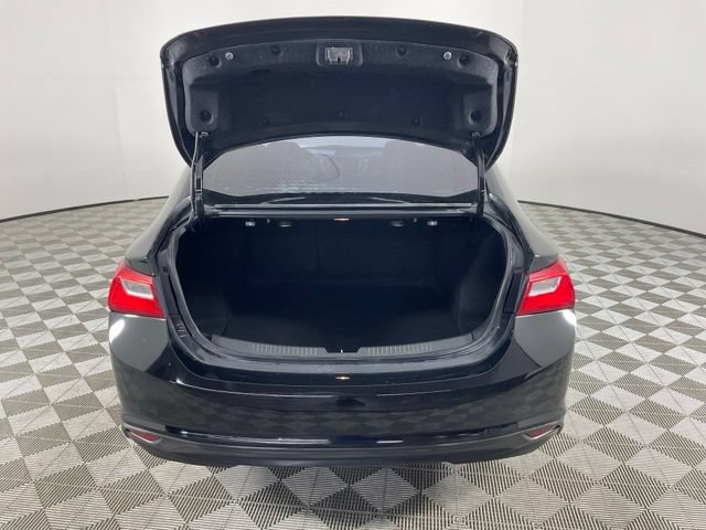 Used 2017 Chevrolet Malibu LT w/ Leather Package FWD image 8