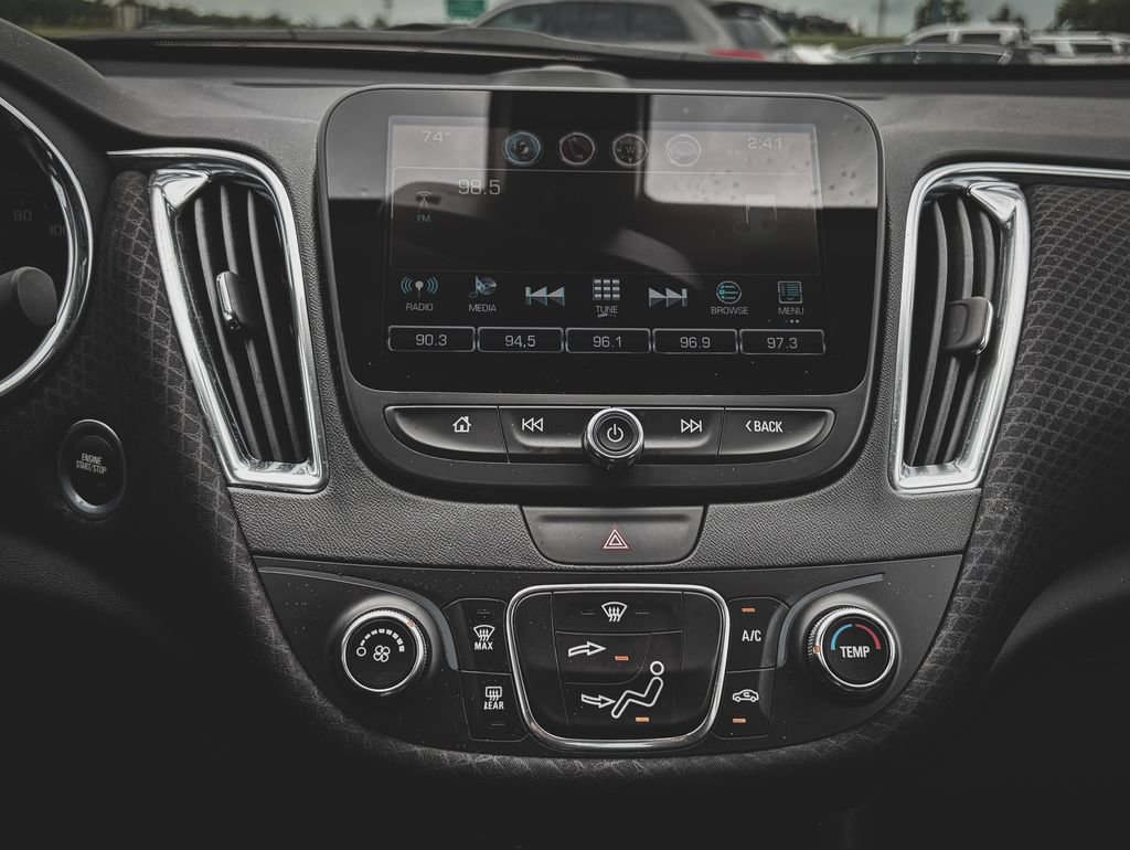Used 2018 Chevrolet Malibu LT FWD image 9
