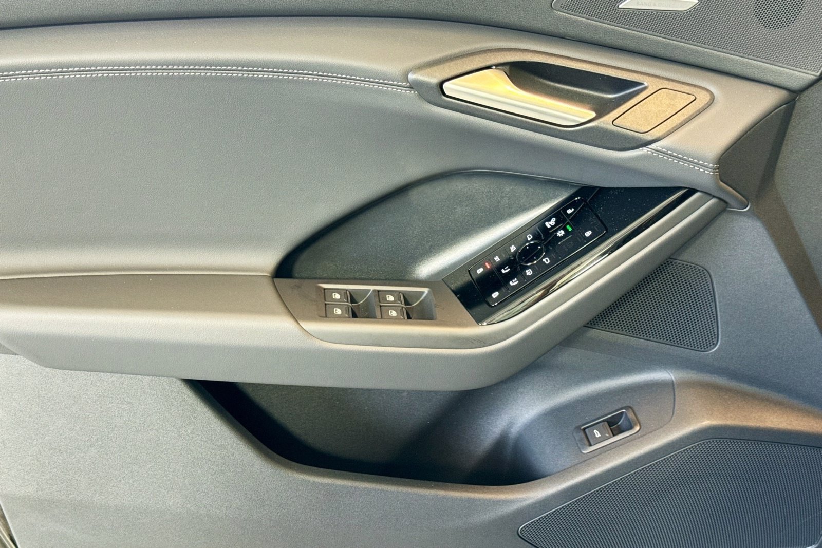 New 2027 Audi SQ6 e-tron Premium Plus AWD/4WD image 15