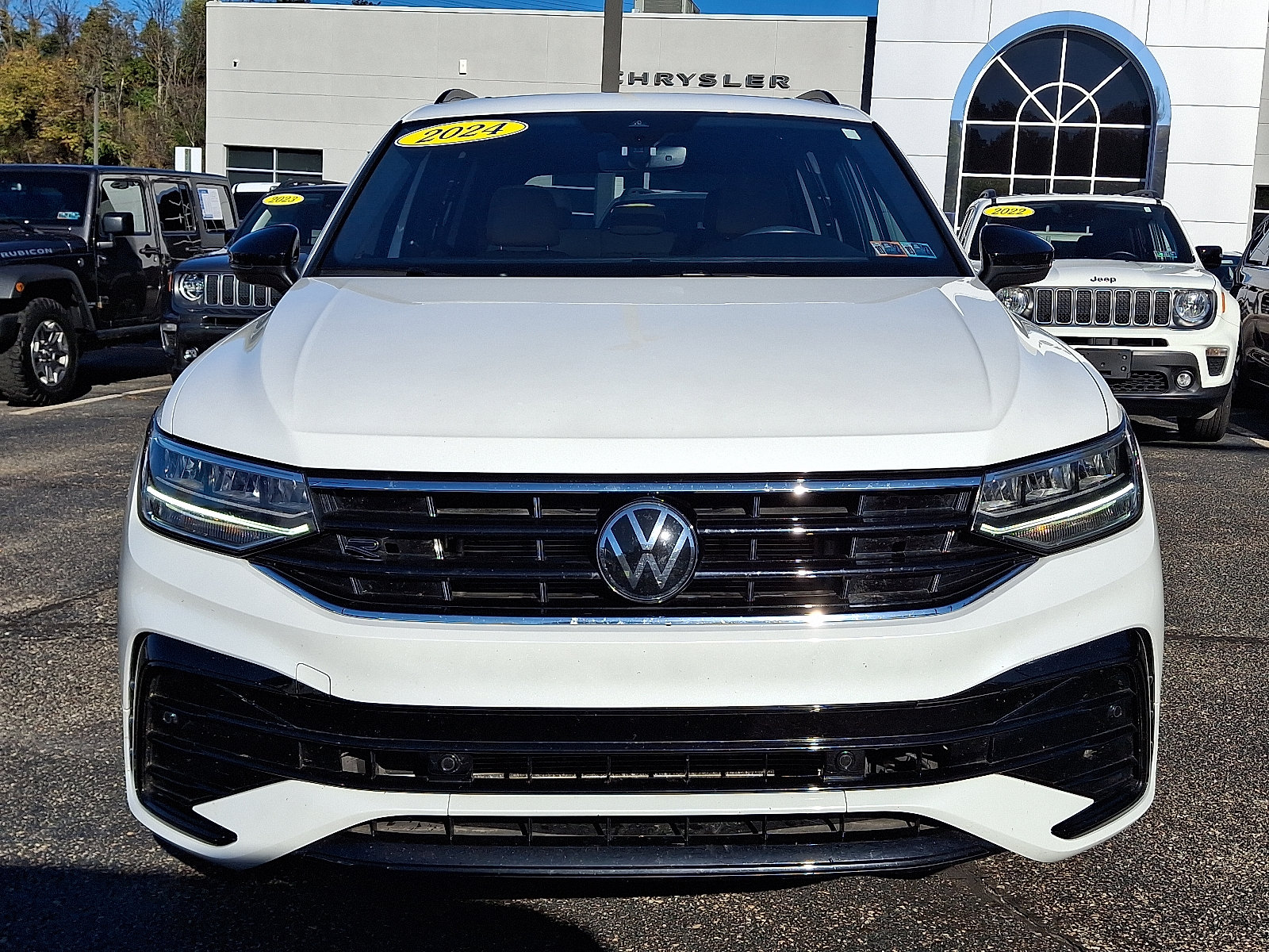 Used 2024 Volkswagen Tiguan SE R-Line FWD image 2