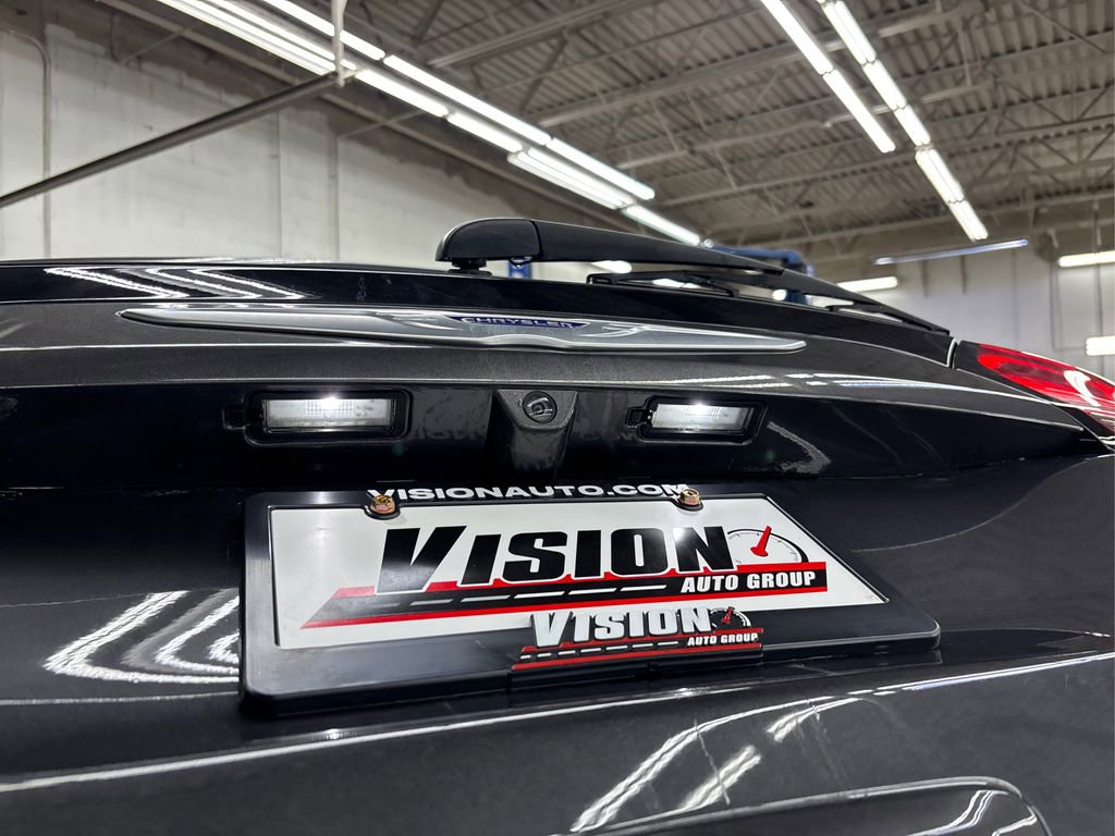 Used 2019 Chrysler Pacifica Touring-L image 16