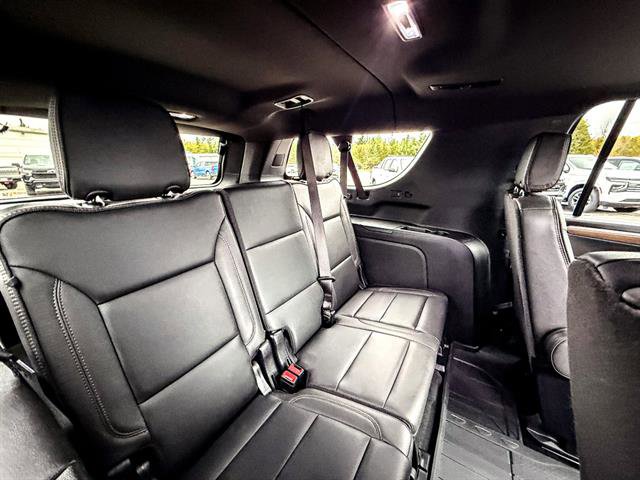 Used 2025 Chevrolet Suburban High Country AWD/4WD image 32