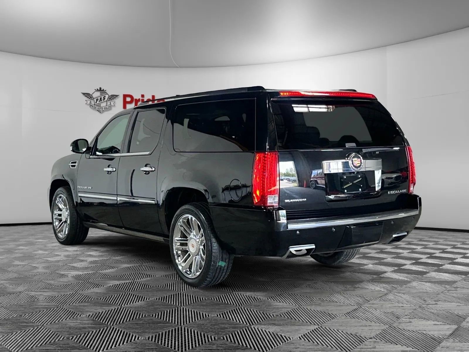 Used 2014 Cadillac Escalade ESV Platinum image 4