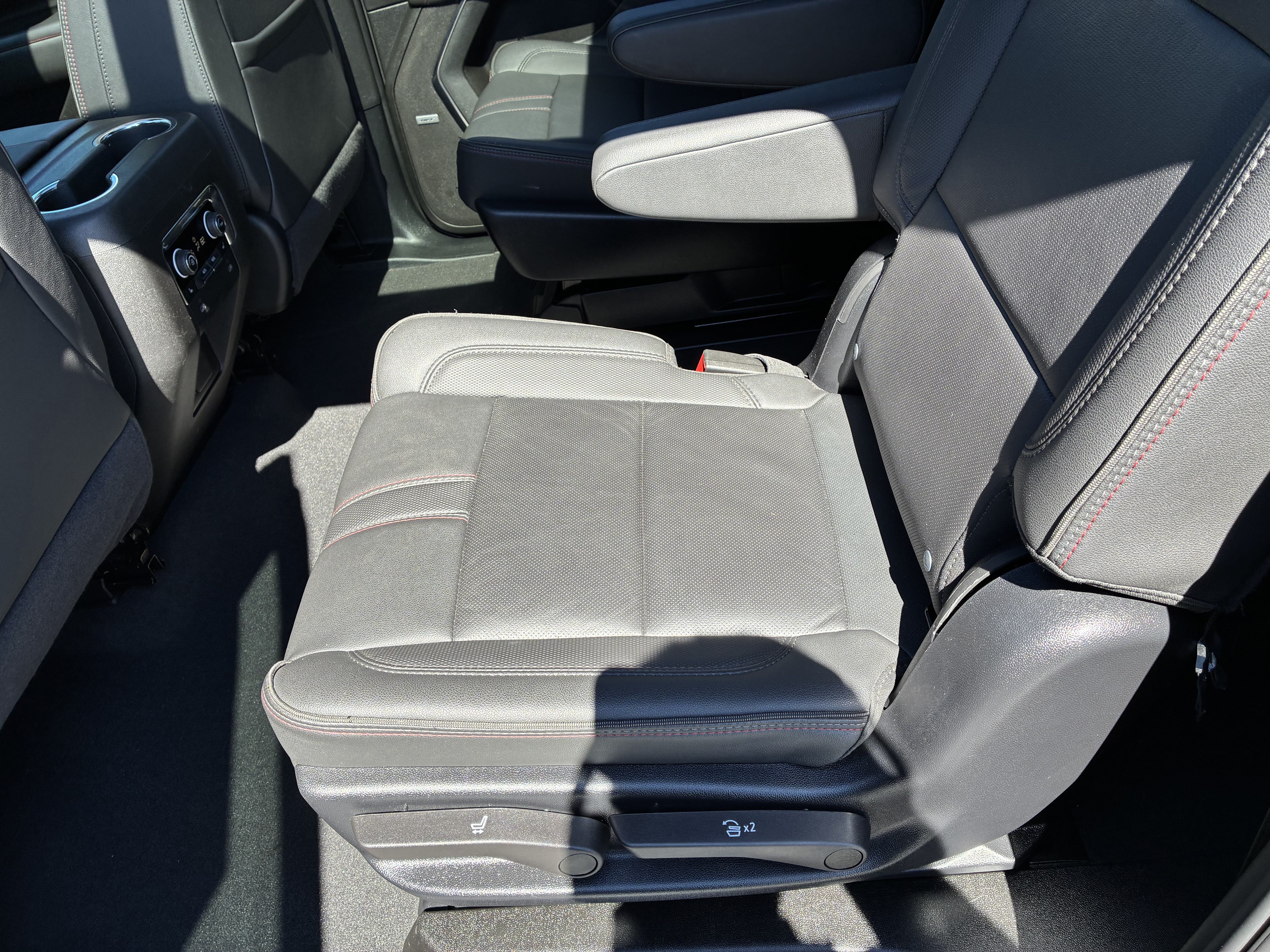 Used 2024 Chevrolet Suburban RST w/ Luxury Package RWD image 14