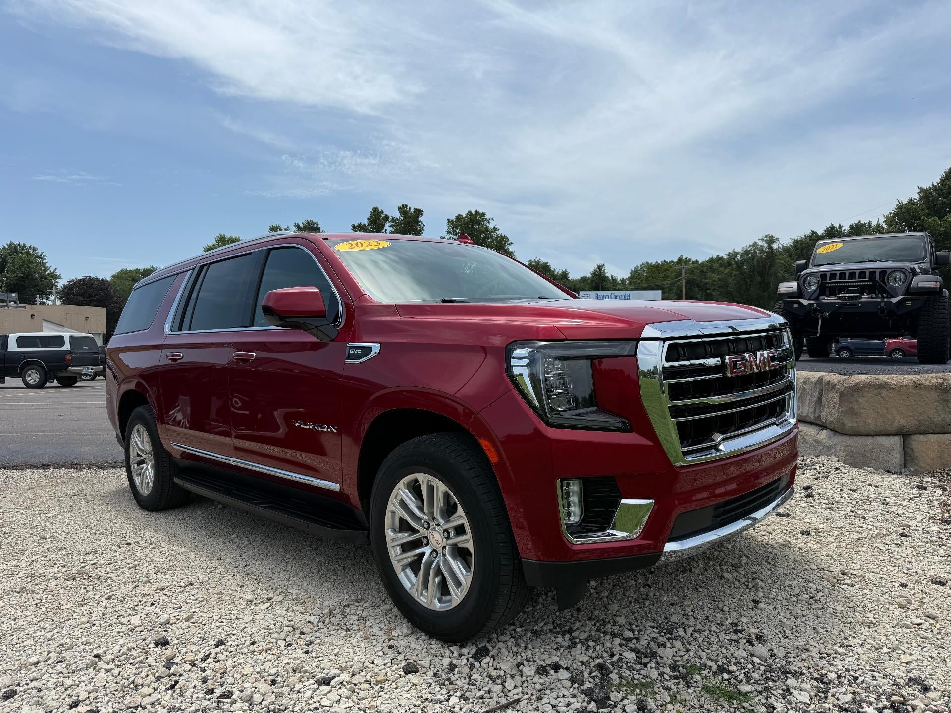 Used 2023 GMC Yukon XL SLT AWD/4WD image 2