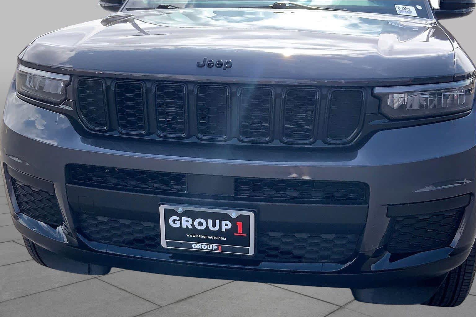 Used 2025 Jeep Grand Cherokee L Laredo AWD/4WD image 30
