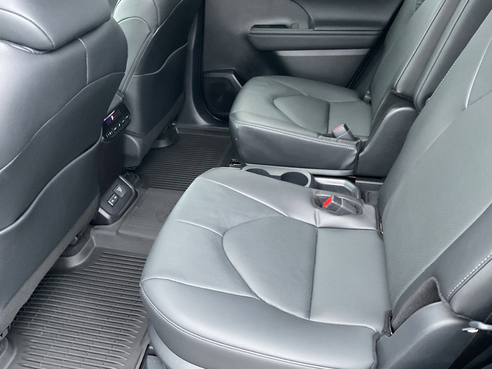 Used 2024 Toyota Highlander Limited image 22