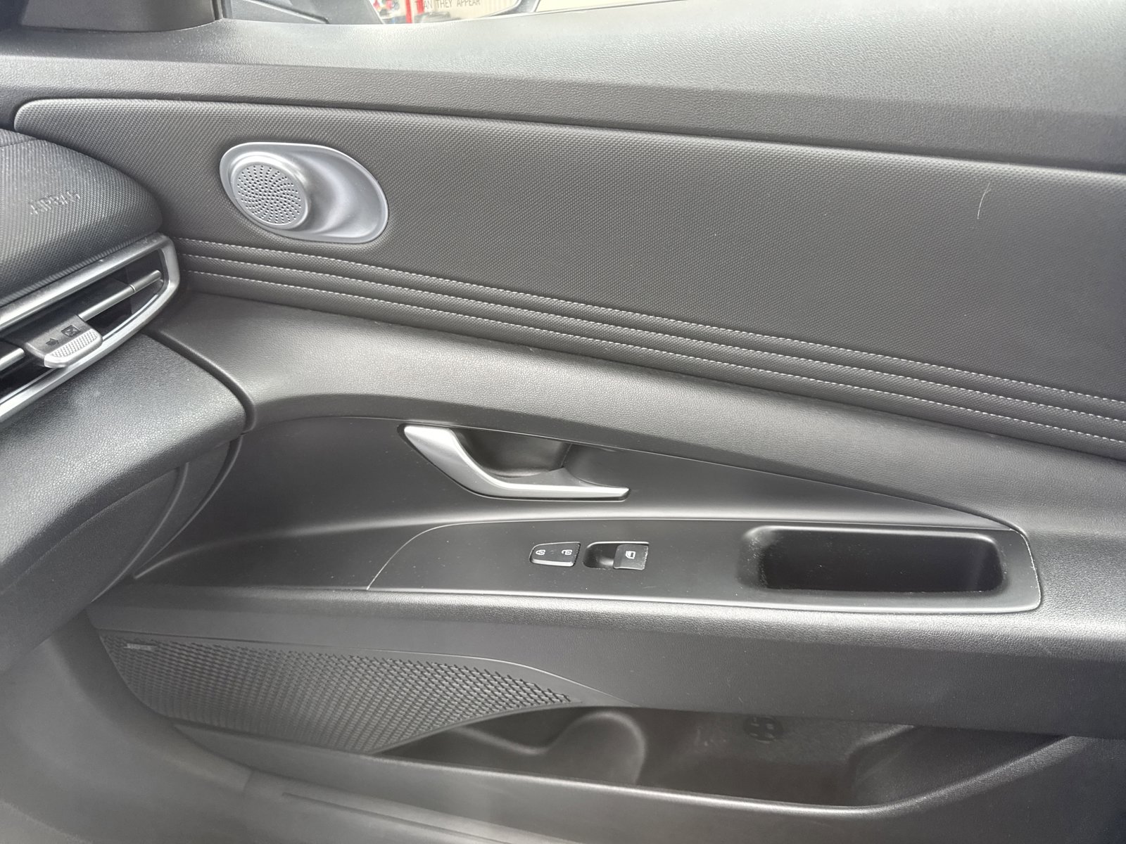 Used 2023 Hyundai Elantra Limited w/ Preferred Accessory Package FWD image 14