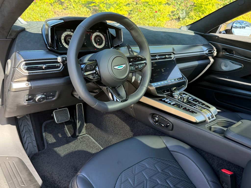 Used 2025 Aston Martin Vanquish image 3