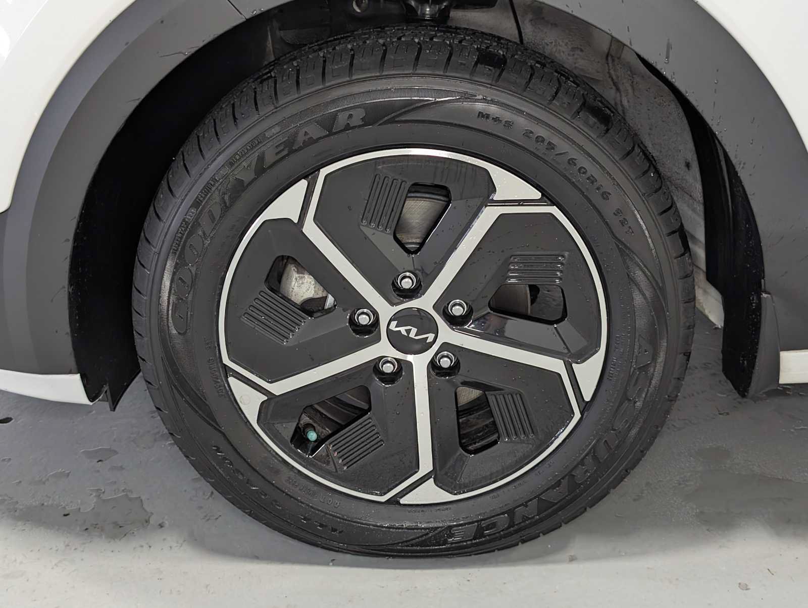 Used 2024 Kia Niro EX FWD image 3