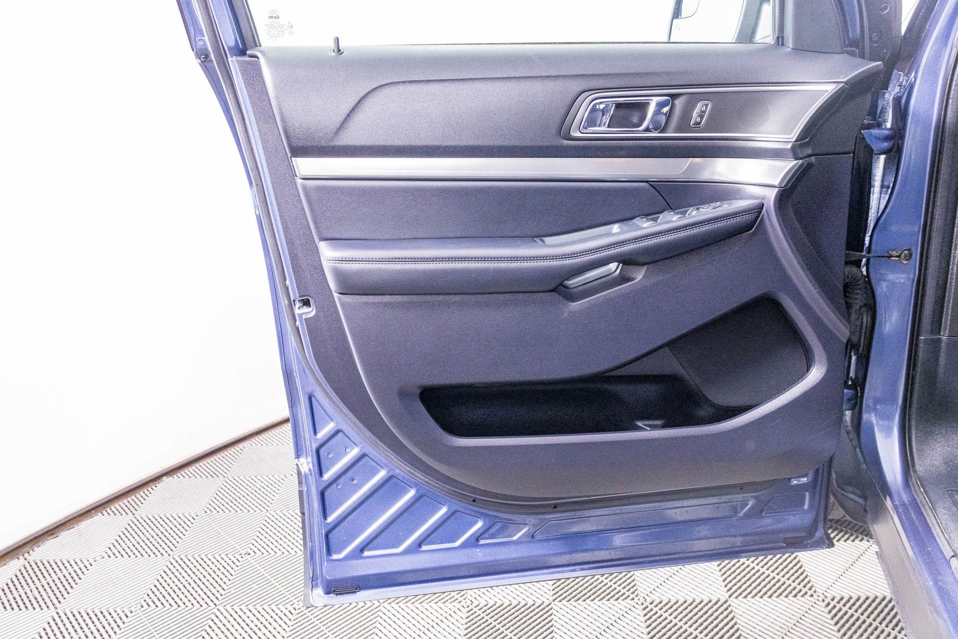 Used 2019 Ford Explorer XLT image 16