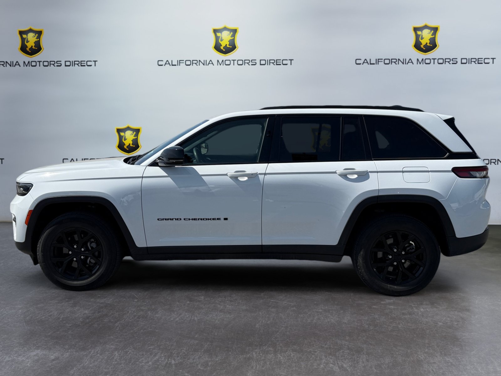 Used 2024 Jeep Grand Cherokee Altitude AWD/4WD image 2