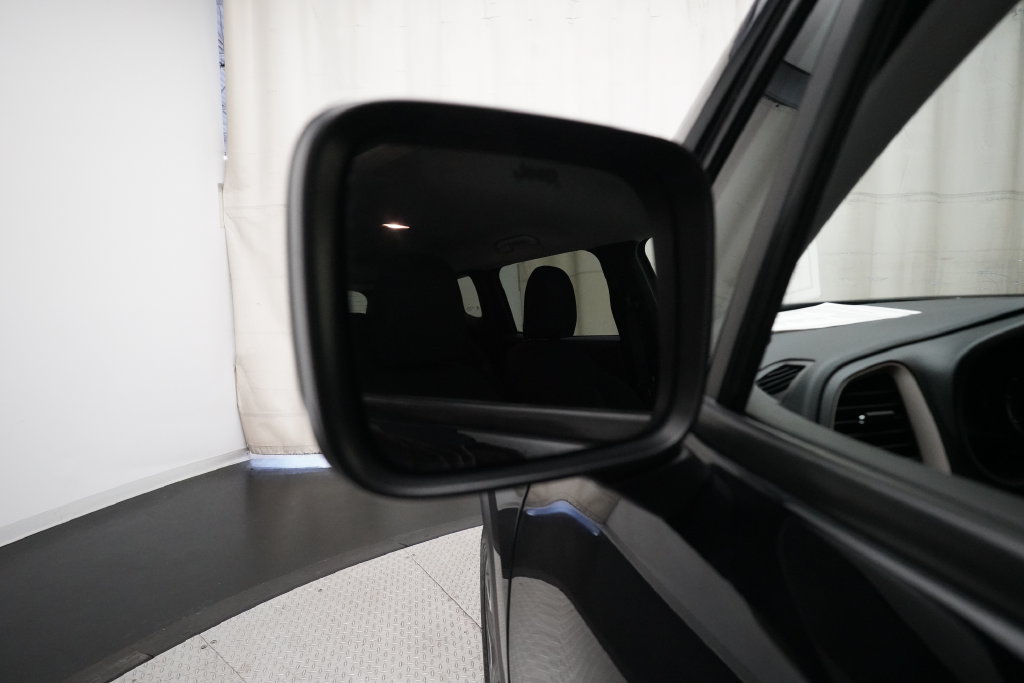 Used 2017 Jeep Renegade Latitude w/ Cold Weather Group AWD/4WD image 24