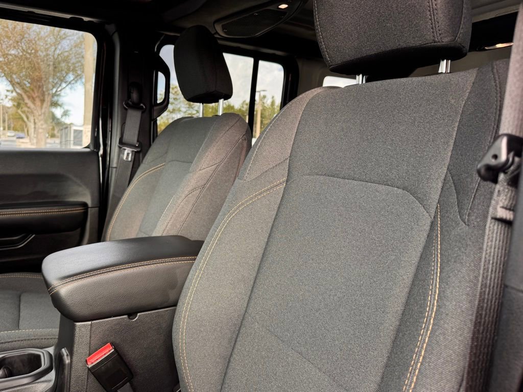 Used 2025 Jeep Wrangler Sahara image 40