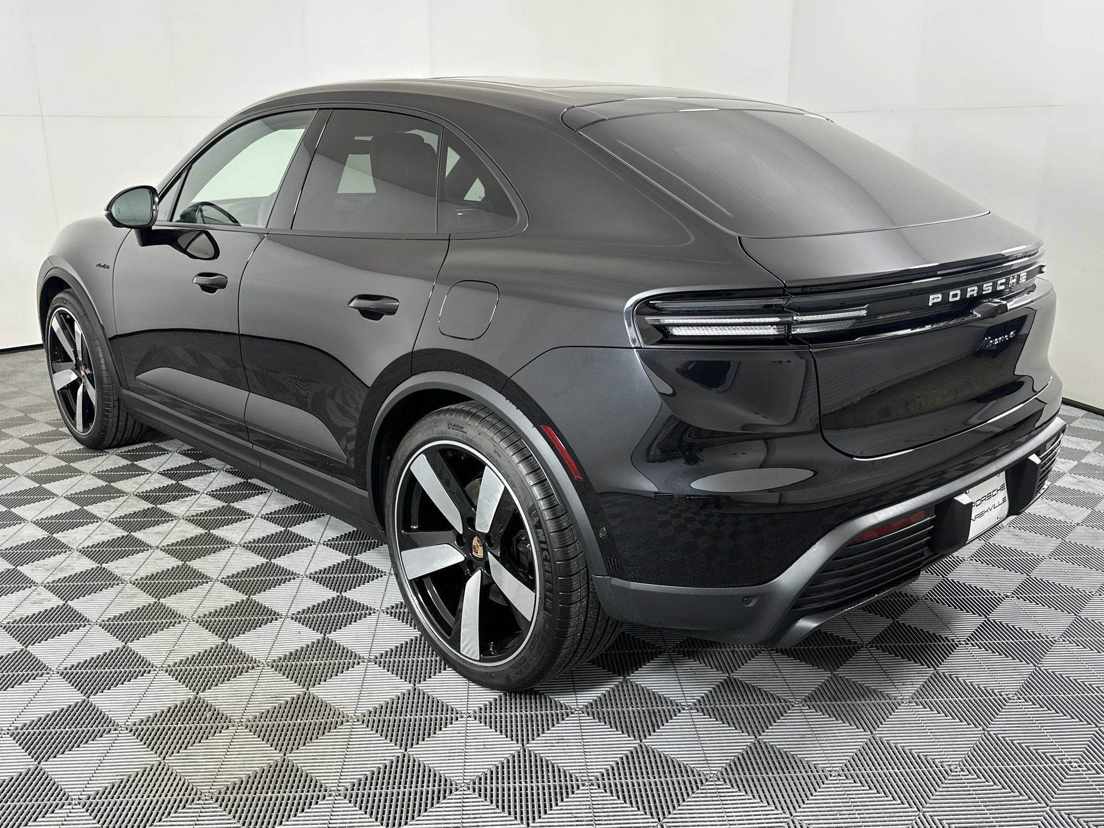 Certified 2025 Porsche Macan 4 Electric image 31