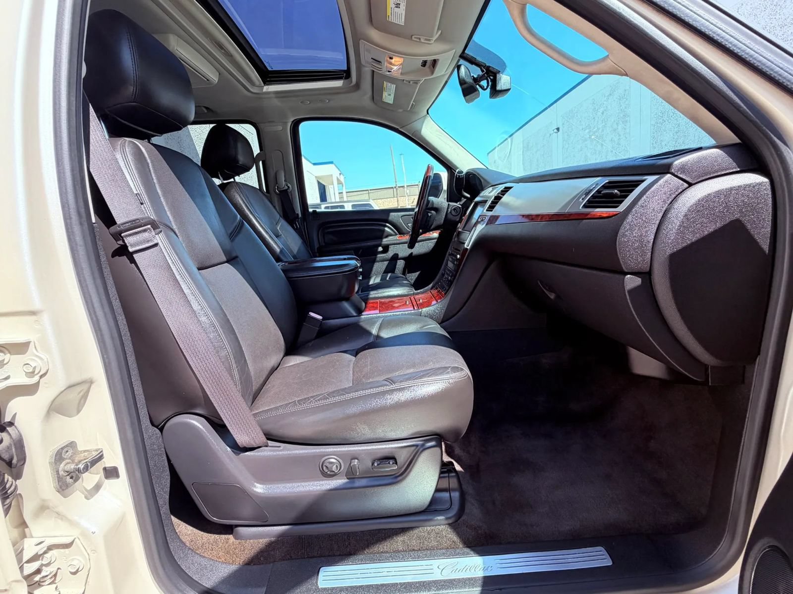 Used 2013 Cadillac Escalade Luxury RWD image 23