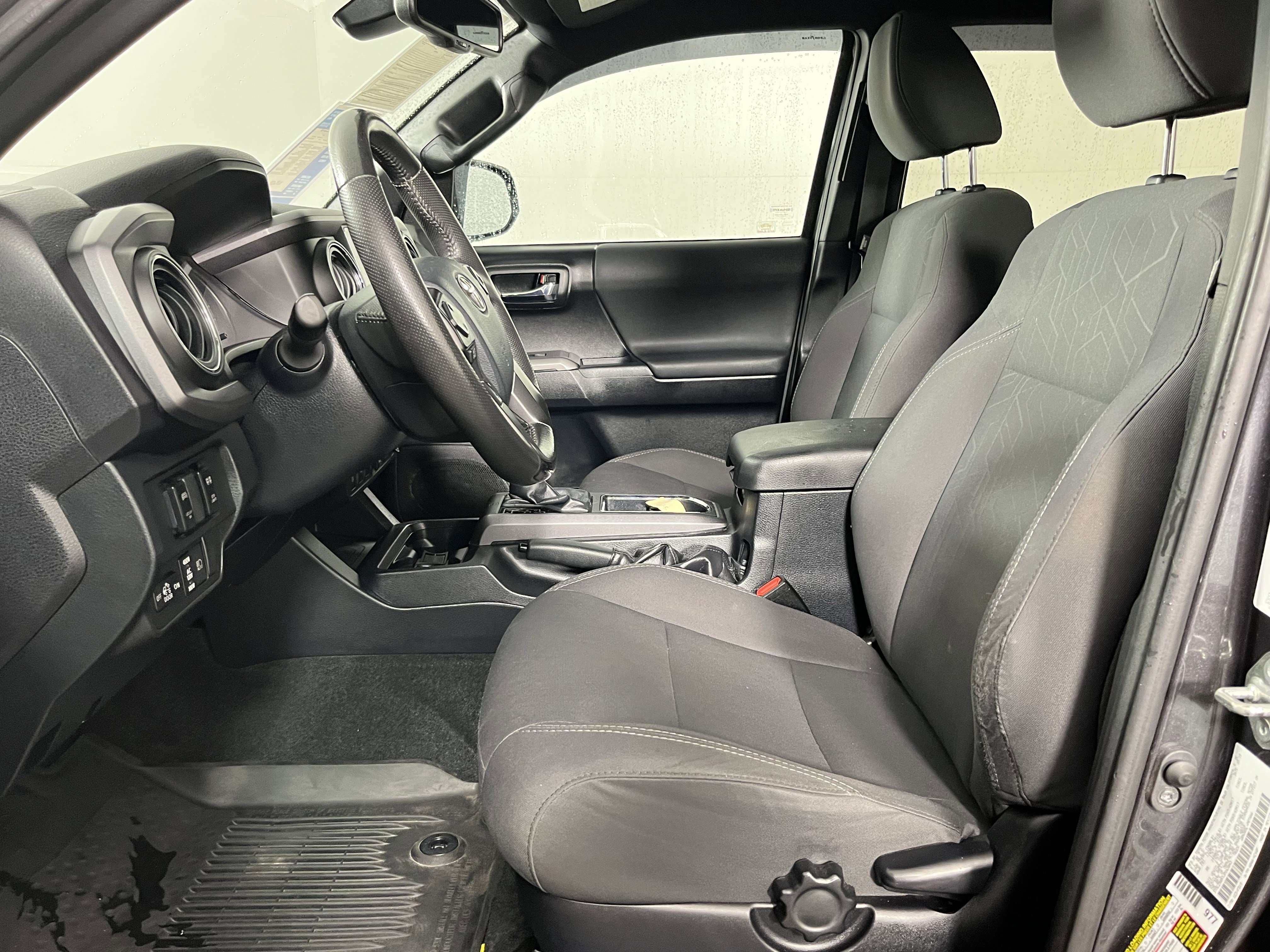 Used 2018 Toyota Tacoma TRD Sport w/ Technology Package image 11