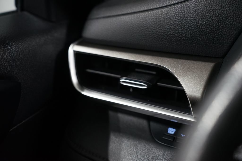 Used 2021 Toyota Highlander L image 24