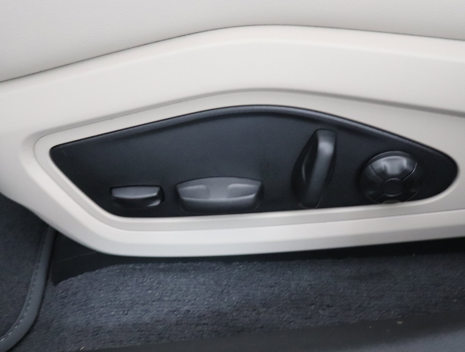 Used 2025 Porsche Taycan image 25