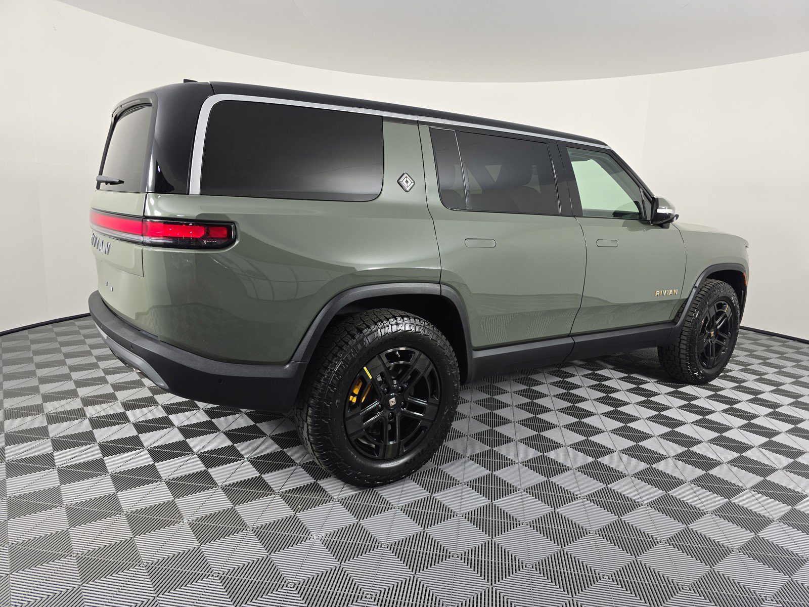 Used 2023 Rivian R1S Launch Edition image 5