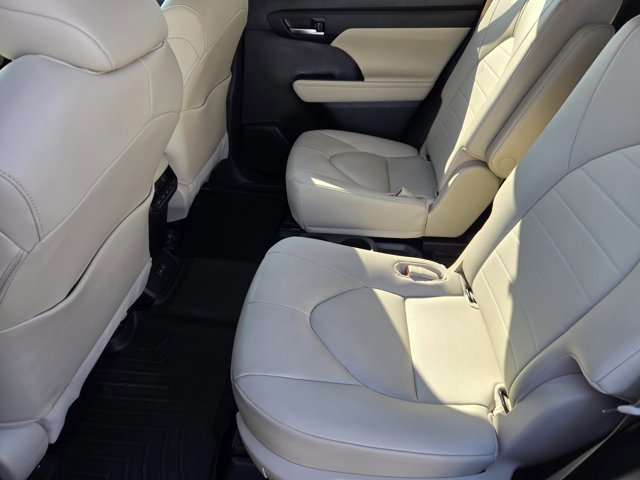 Used 2023 Toyota Highlander XLE image 27