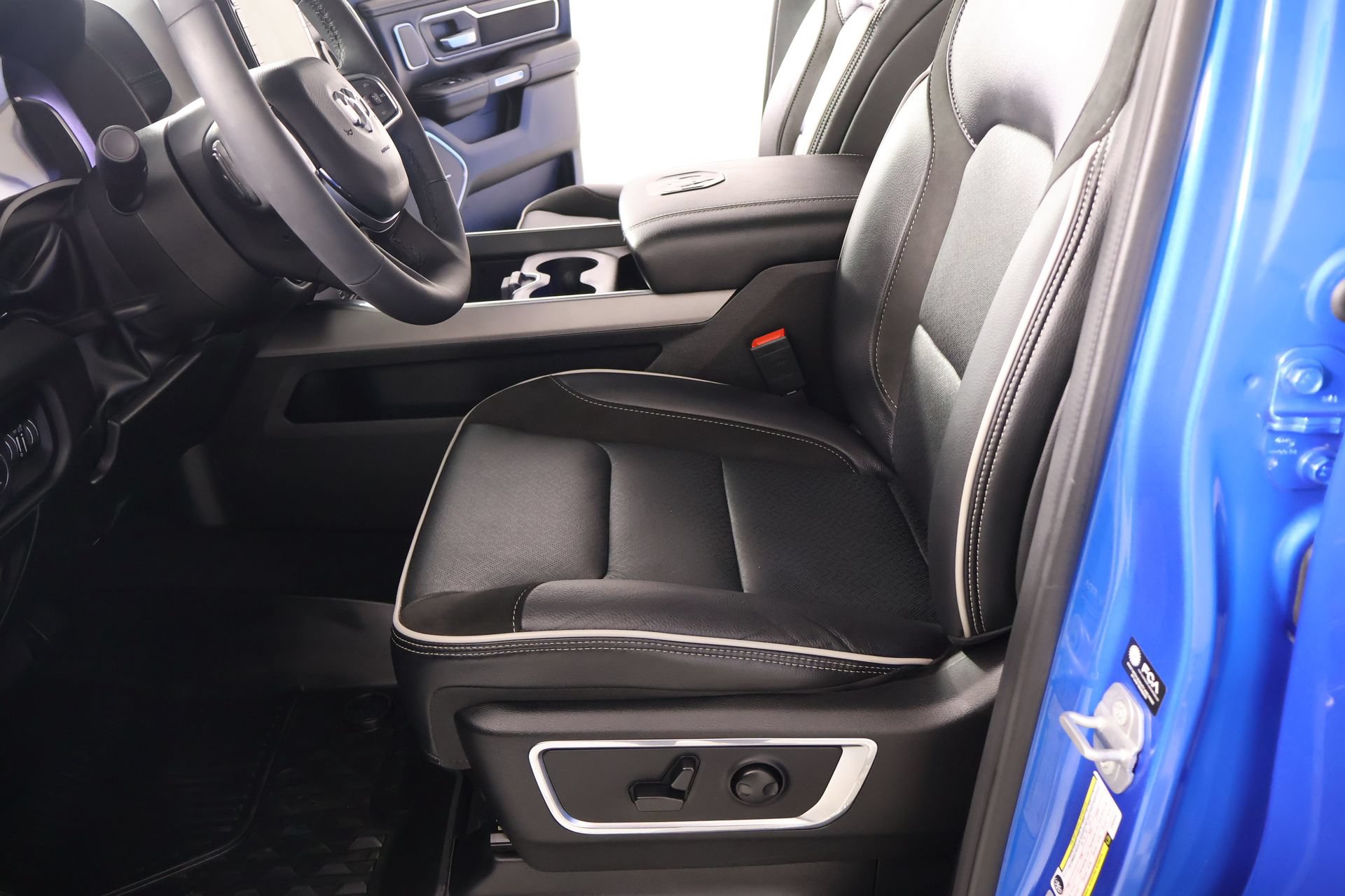 Used 2025 RAM 1500 Laramie w/ Night Edition AWD/4WD image 11