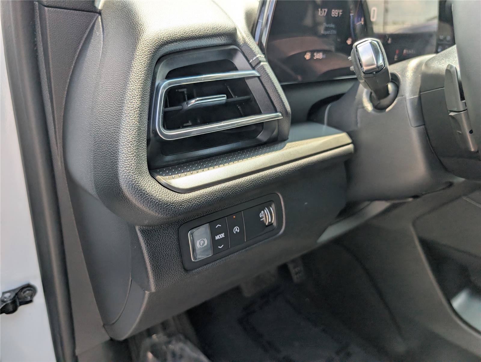 Used 2025 Chevrolet Traverse LT FWD image 23