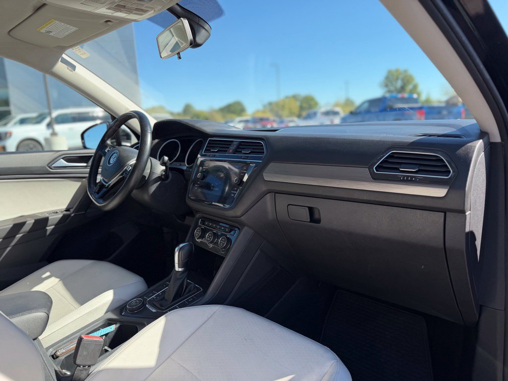 Used 2018 Volkswagen Tiguan SE w/ Panoramic Sunroof Package AWD/4WD image 9