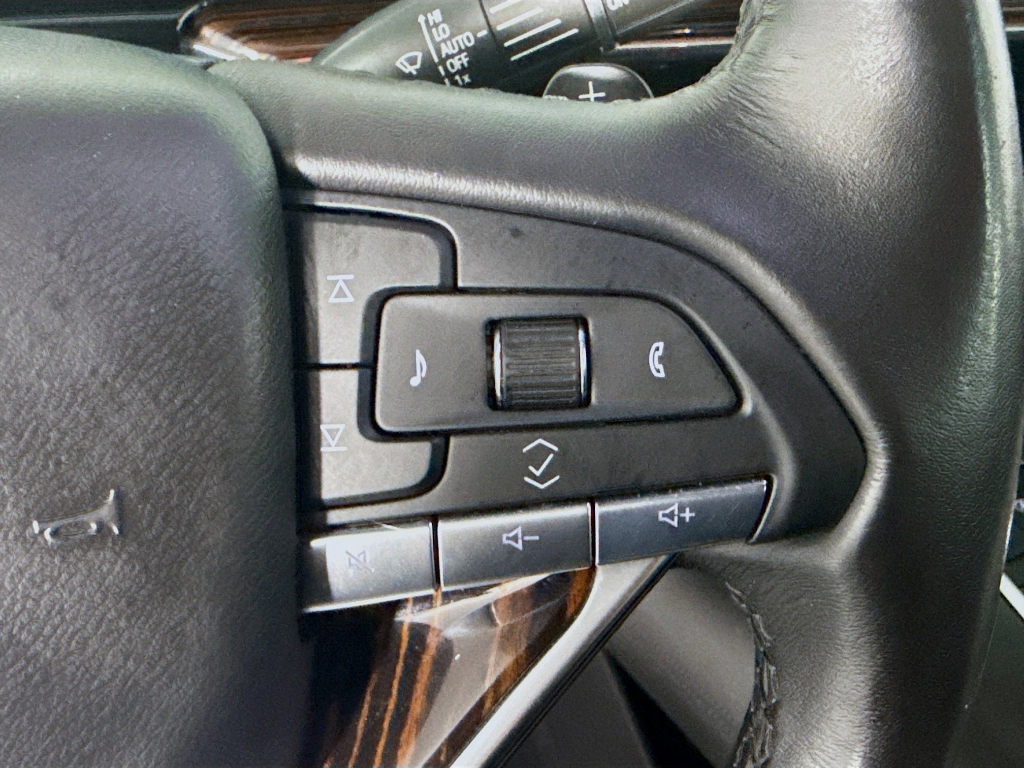 Used 2021 Cadillac Escalade Premium Luxury image 15