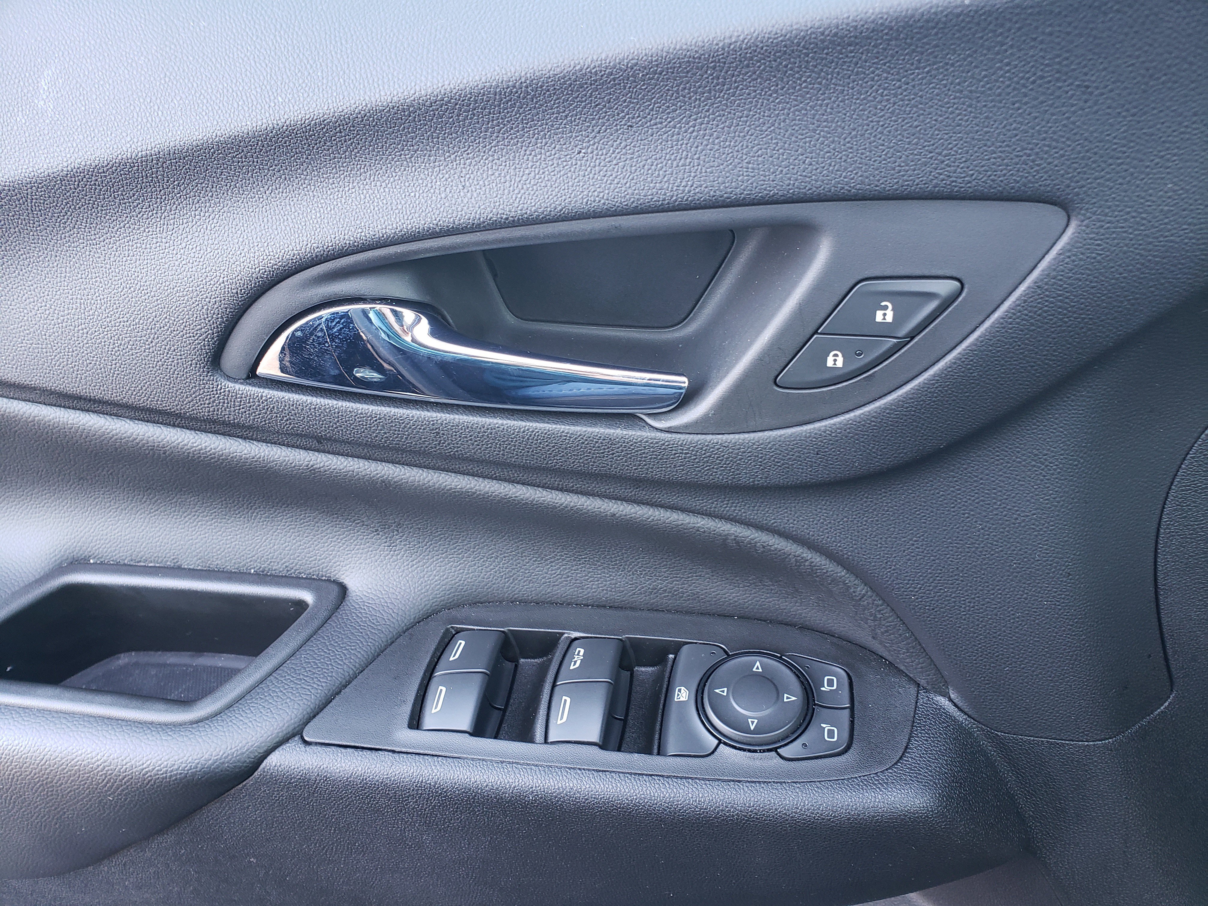 Used 2022 Chevrolet Equinox LT w/ Driver Convenience Package image 14