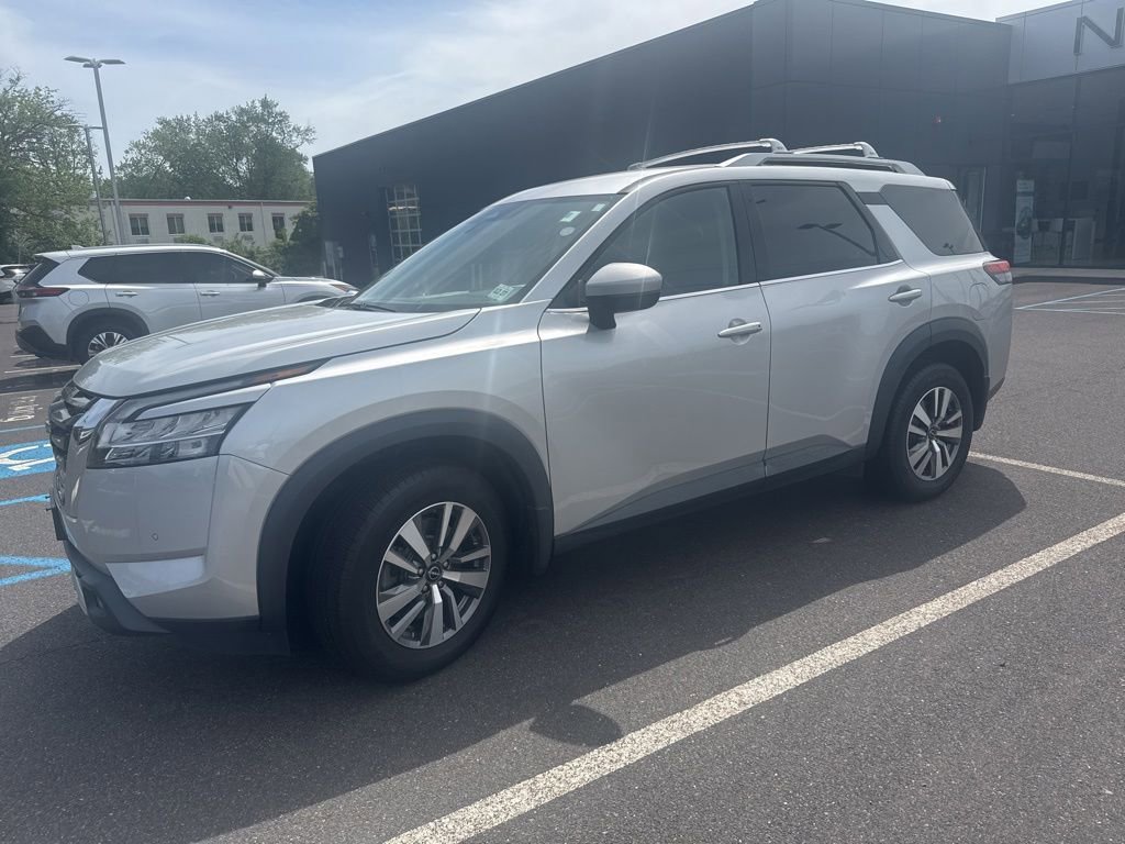 Used 2023 Nissan Pathfinder SL AWD/4WD image 2