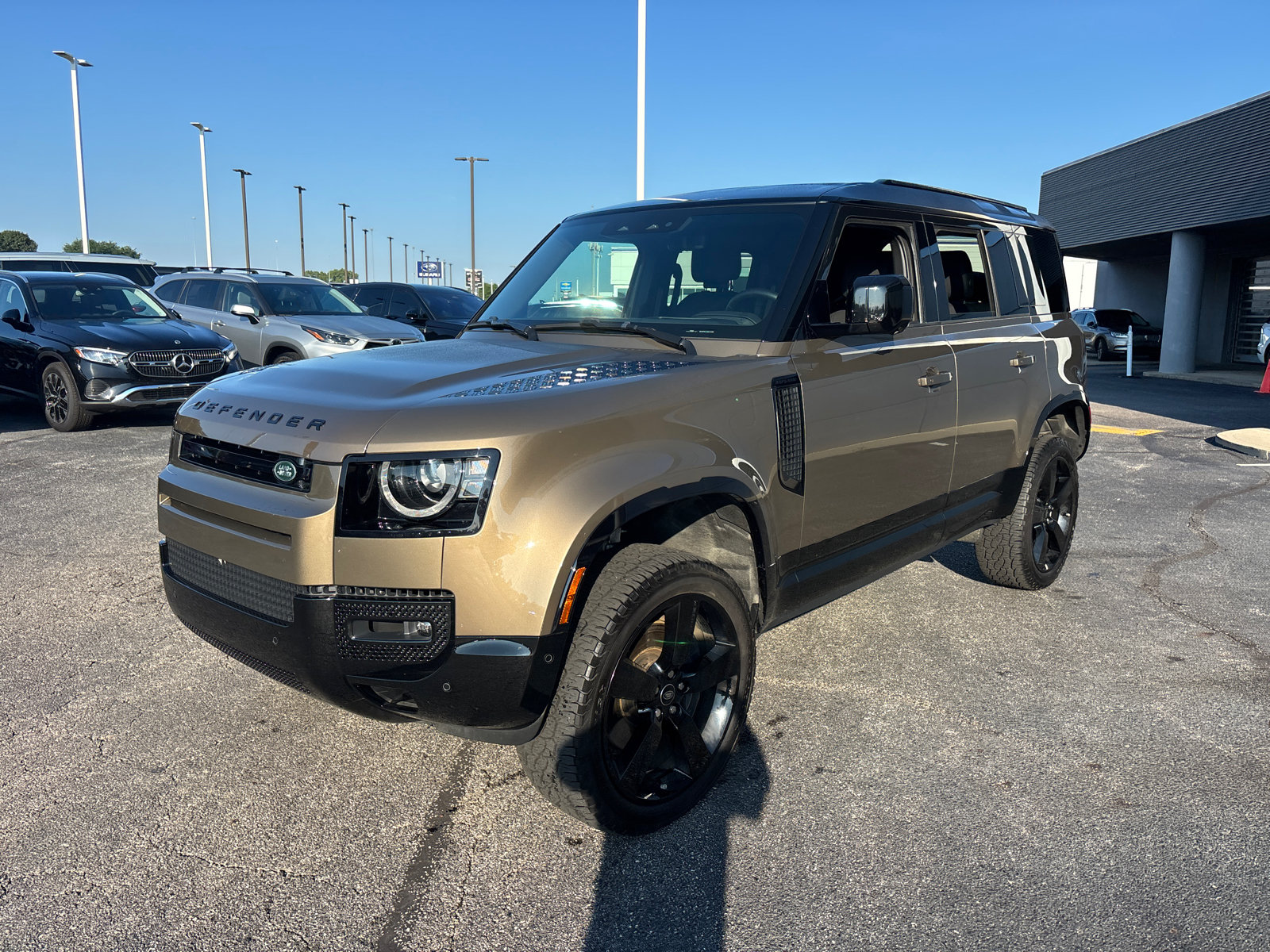 Used 2025 Land Rover Defender 110 X-Dynamic SE AWD/4WD image 3
