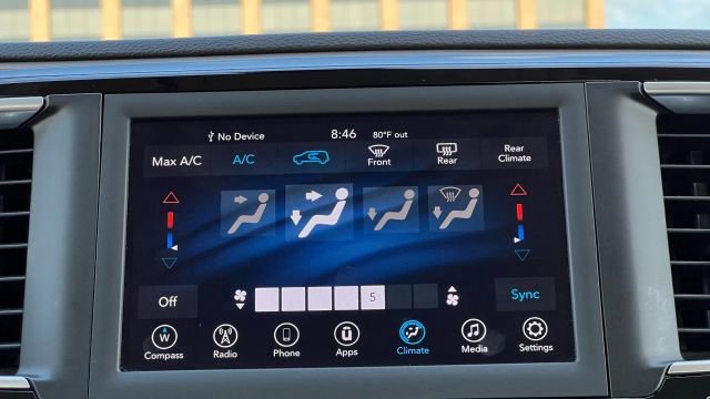Used 2020 Chrysler Voyager Lxi image 94