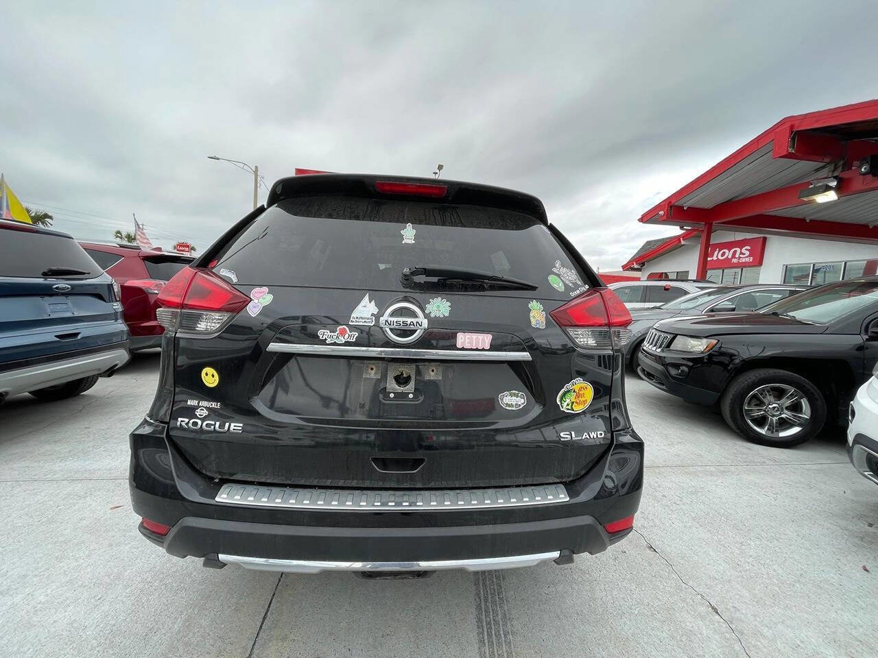 Used 2017 Nissan Rogue SL w/ SL Premium Package image 5