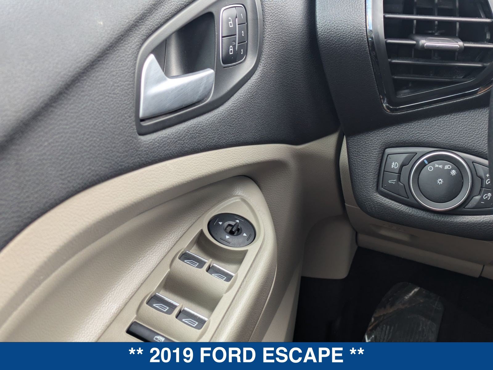 Used 2019 Ford Escape Titanium AWD/4WD image 26