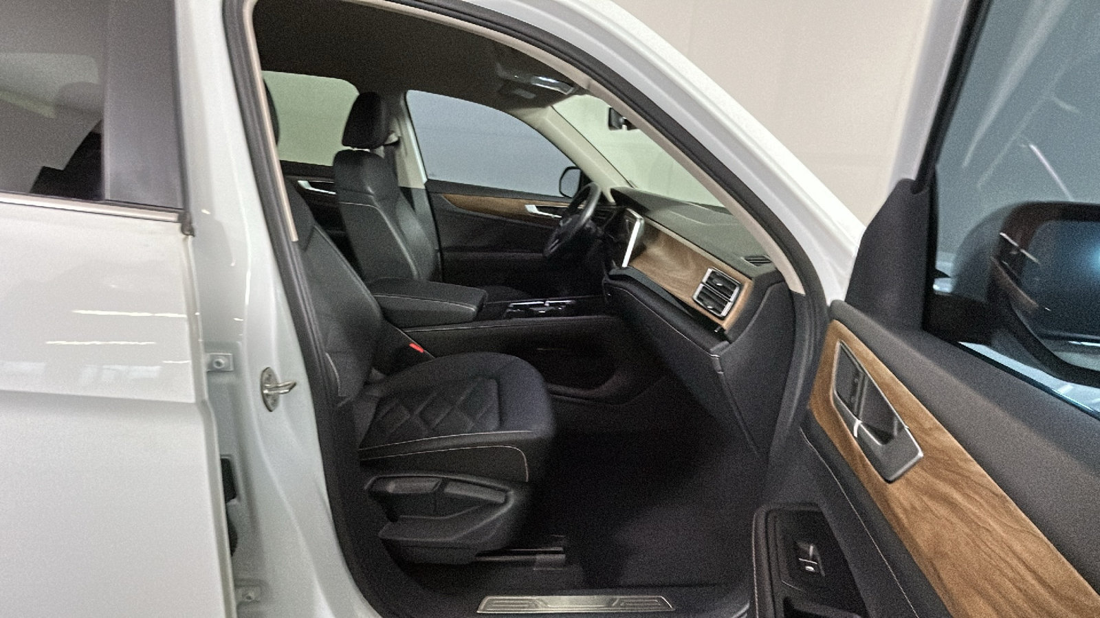 Used 2025 Volkswagen Atlas SE AWD/4WD image 32