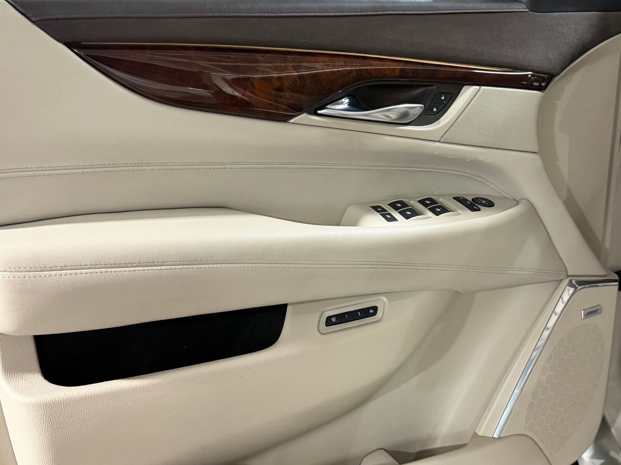 Used 2015 Cadillac Escalade Luxury AWD/4WD image 12