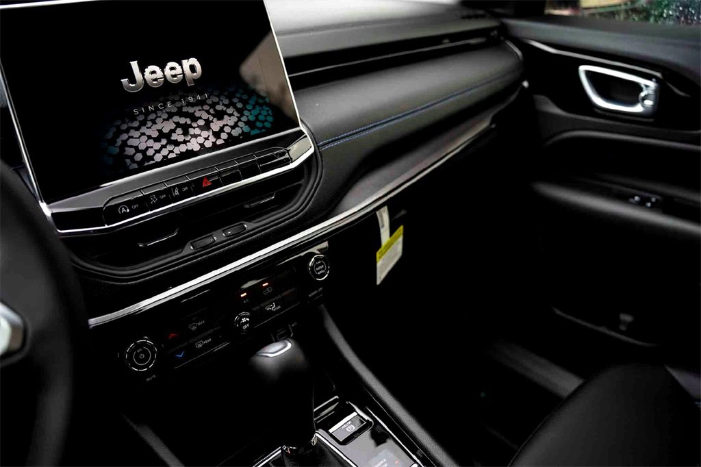 New 2026 Jeep Compass Latitude image 14