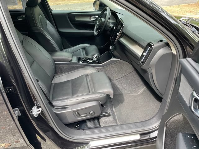 Certified 2025 Volvo XC40 B5 Plus AWD/4WD image 13