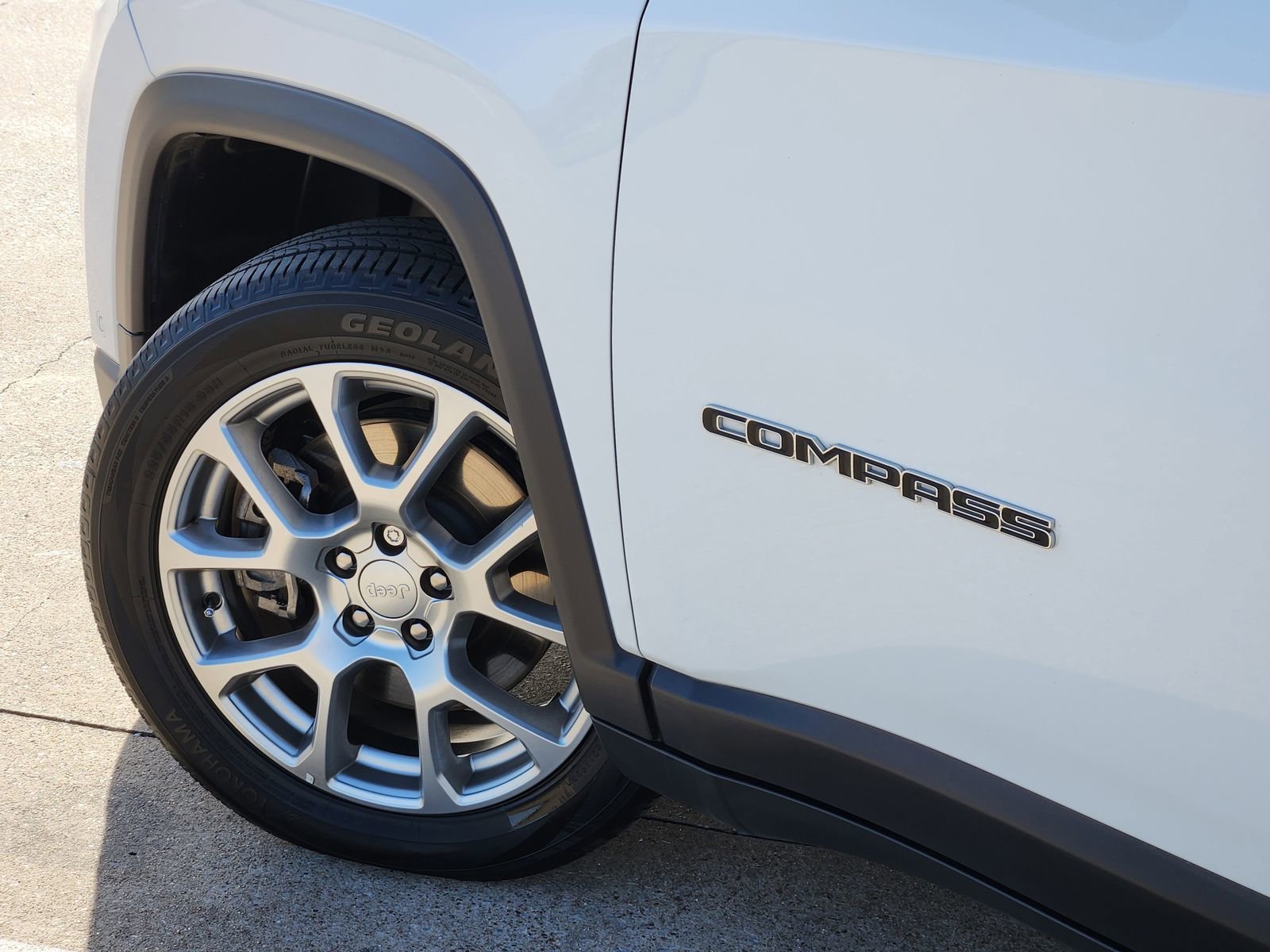 Used 2024 Jeep Compass Latitude w/ Sun and Sound Group image 17