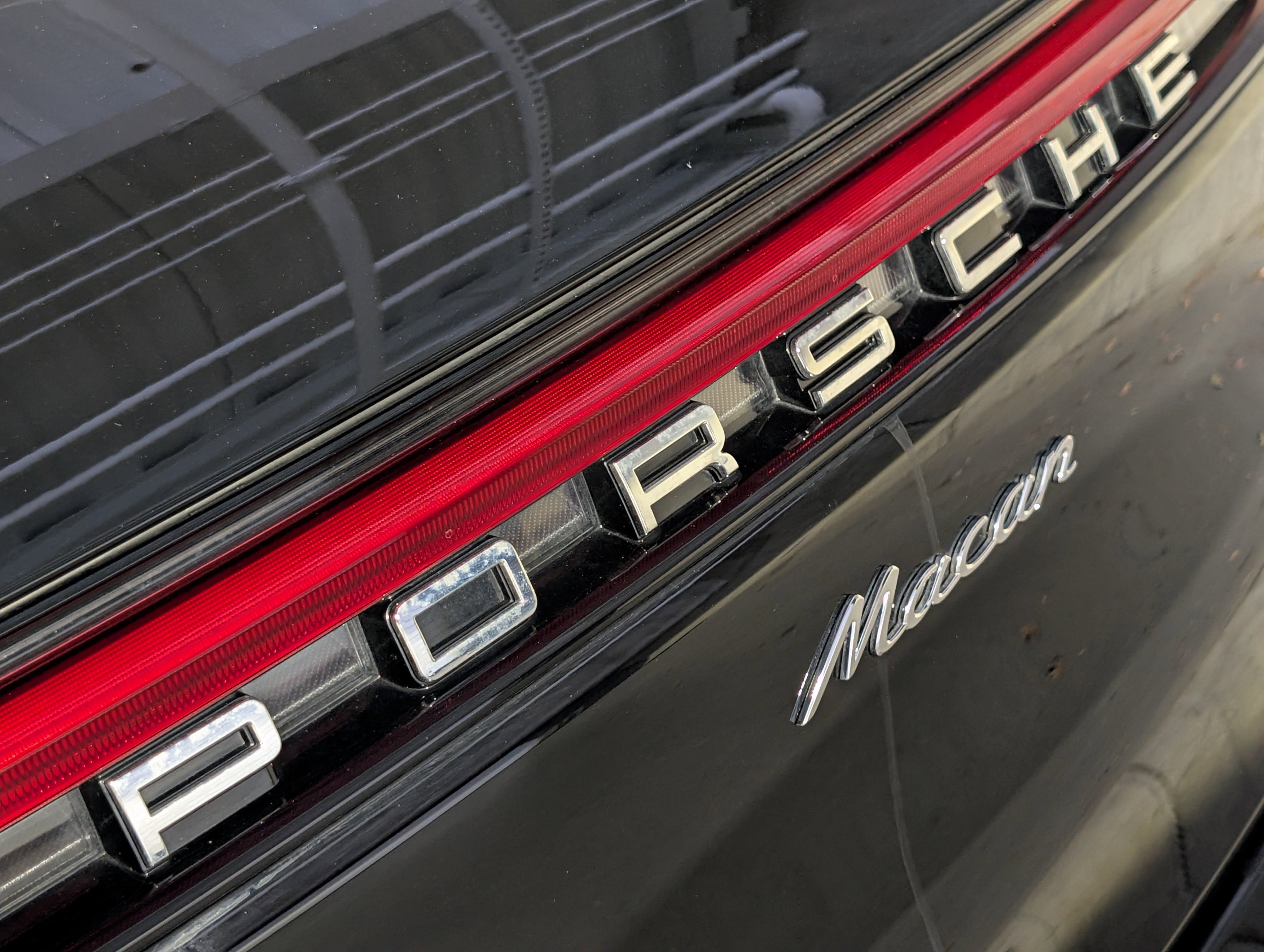 Certified 2025 Porsche Macan image 16