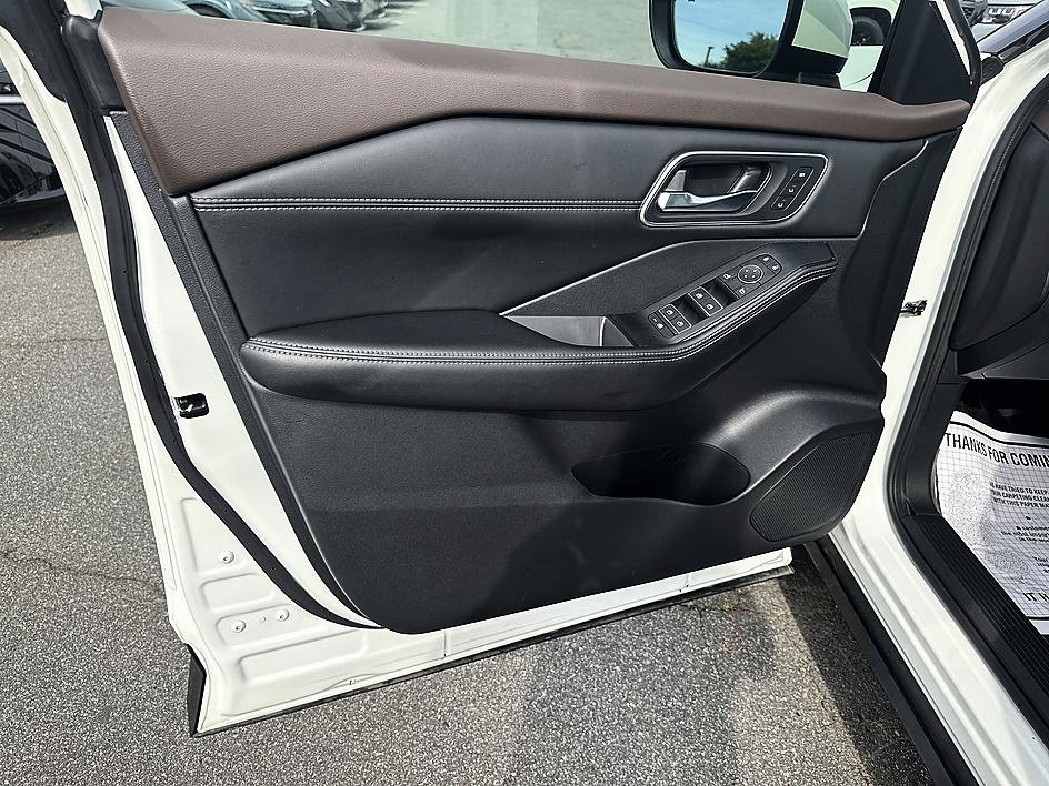 Certified 2023 Nissan Rogue Platinum w/ Platinum Premium Package FWD image 11