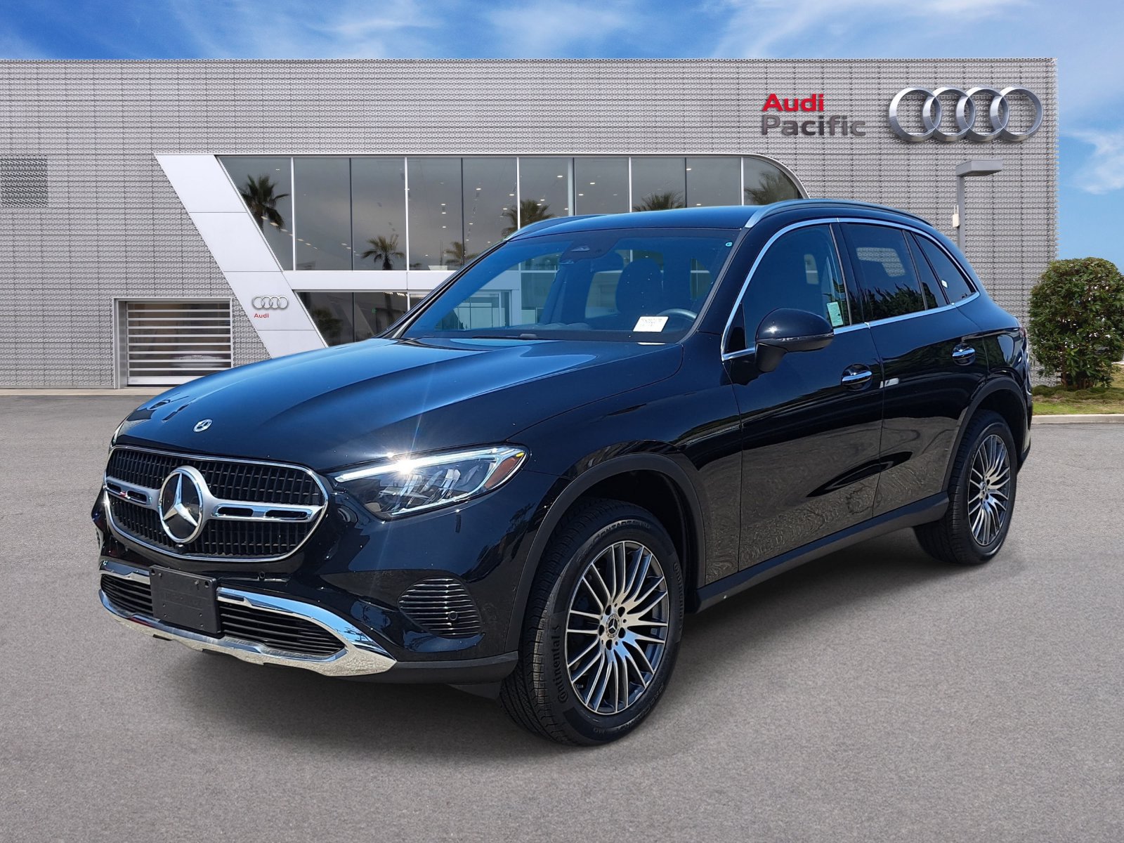 Used 2026 Mercedes-Benz GLC 300 image 1